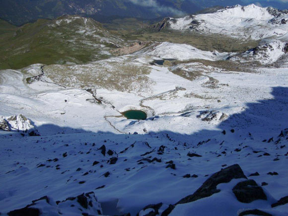 Tschima da Flix - Sulla cresta. Al centro la pozza di (q. 2540 m), poco sopra quella di (q. 2547 m), in alto al centro l'Alp Flix