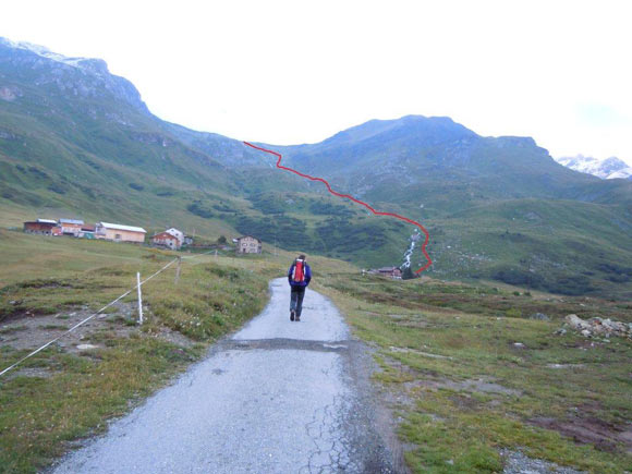 Tschima da Flix - Sulla stradina che dal parcheggio conduce a Tigias, la Tschima da Flix  al centro, coperta dalle nebbie