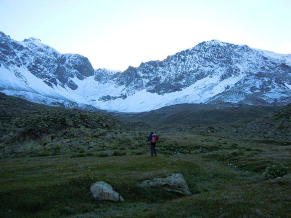 Tschima da Flix - In localit Plang Lung, a sinistra il Piz Calderas, a destra la piramide della Tschima da Flix