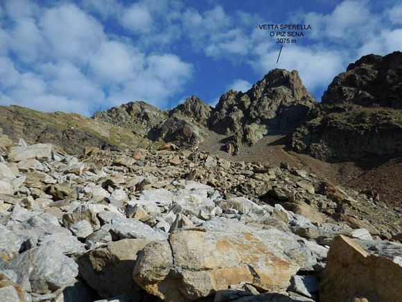 vettasperella - Sul faticoso pendio detritico che precede l'intaglio (q. 2932 m)