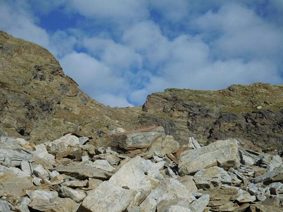 vettasperella - Sul faticoso pendio detritico che precede l'intaglio (q. 2932 m)