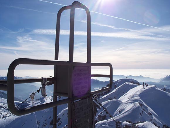 Zuccone Campelli - La croce di vetta e la cresta di accesso alla cima