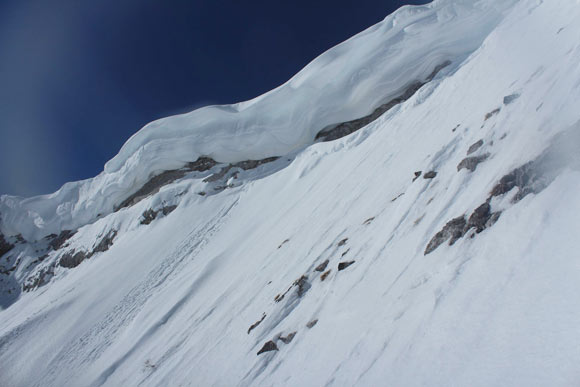 Sotto le grandi cornici della cresta