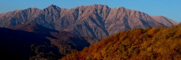 La traversata vista dal versante toscano; a destra il Monte Alto, a sinistra Punta Buffanaro