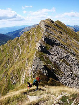 Traversata della Catena dei Groppi di Camporaghena - In discesa verso la forcella Buffanaro, con il successivo tratto di cresta