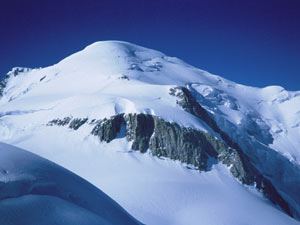 Traversata del Monte Bianco - Il Mur de la Cote e la vetta visti dai pressi del Col de la Brenva